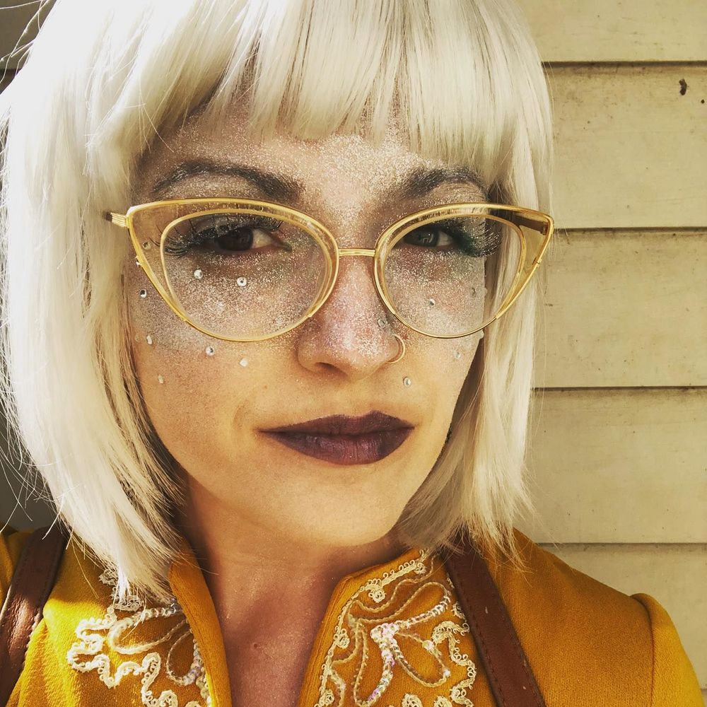 Meet your Posher, Hollis